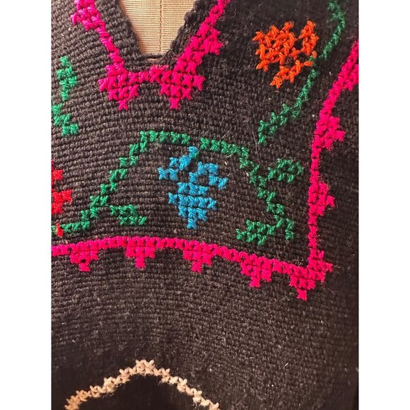 Vtg Wool Mexican Embroidered Poncho Floral Cross-Stitch Fringe Boho Hippie O/S - Picture 7 of 16